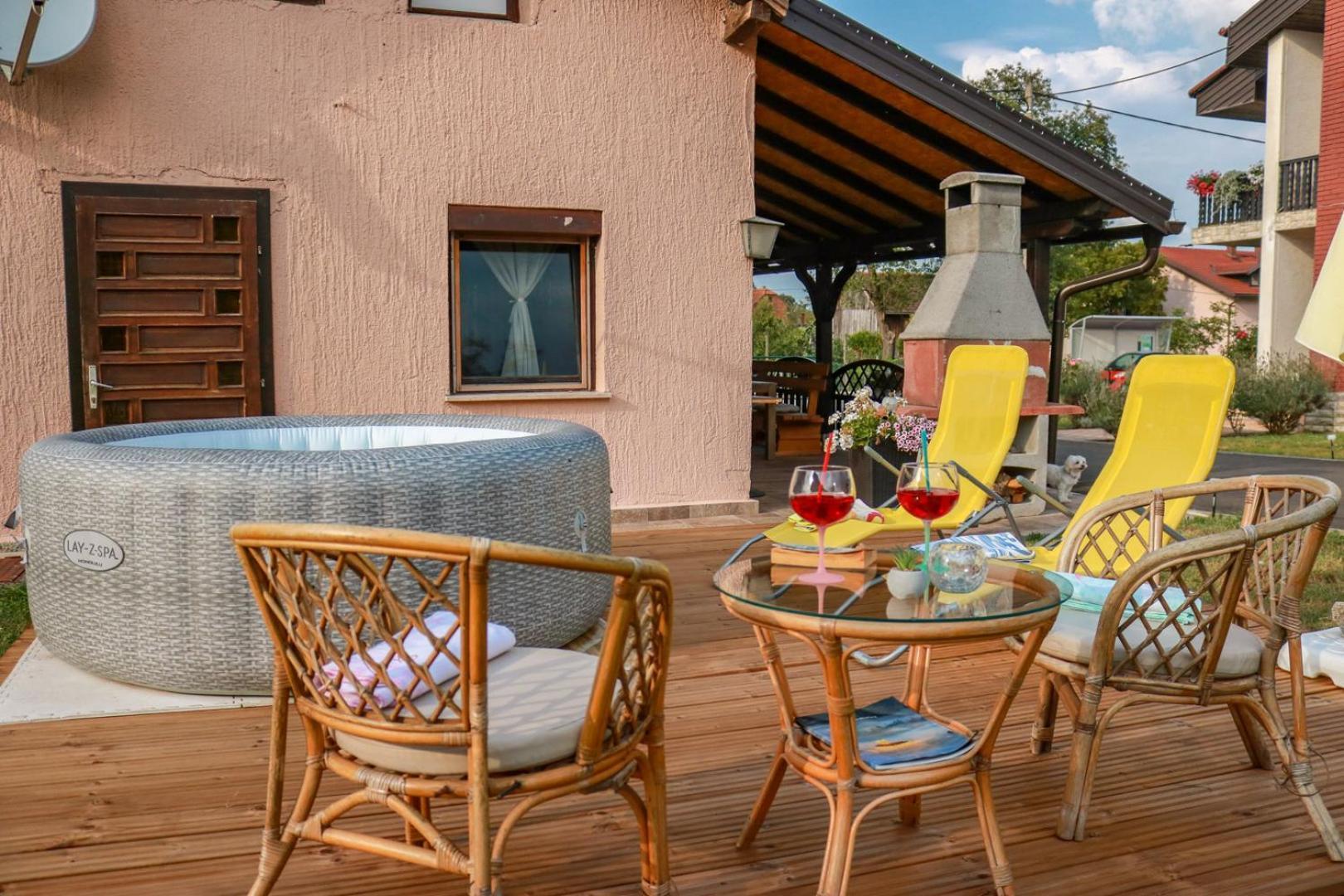Guest House Studio Apartman Marina - With Jacuzzi, Free Parking, Pet Friendly Karlovac Exterior photo